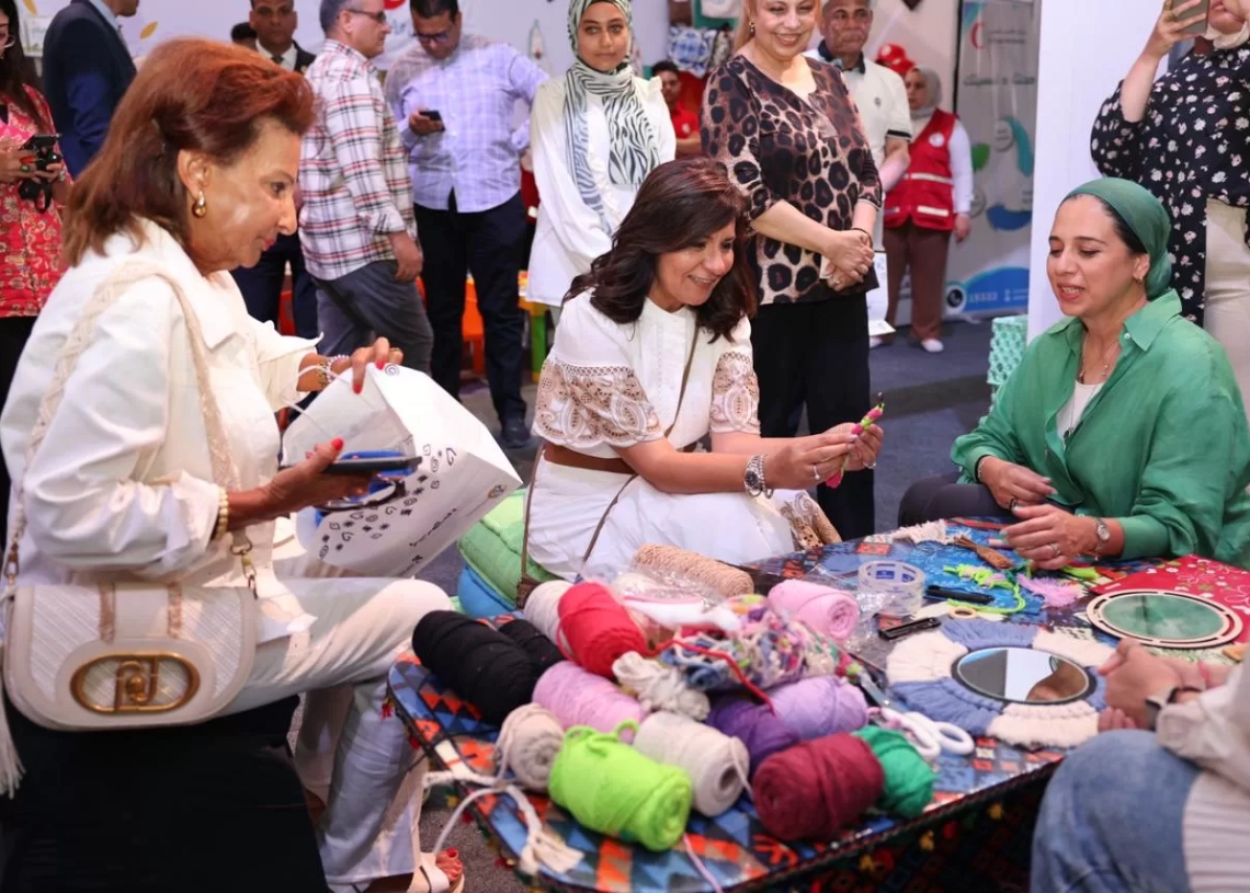 السفيرة نبيلة مكرم وهبه نصار و لميس نجم، يتفقدن معرض تنمية الأسرة المصرية بالعلمين 17 - جريدة المساء