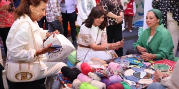 السفيرة نبيلة مكرم وهبه نصار و لميس نجم، يتفقدن معرض تنمية الأسرة المصرية بالعلمين 1 - جريدة المساء