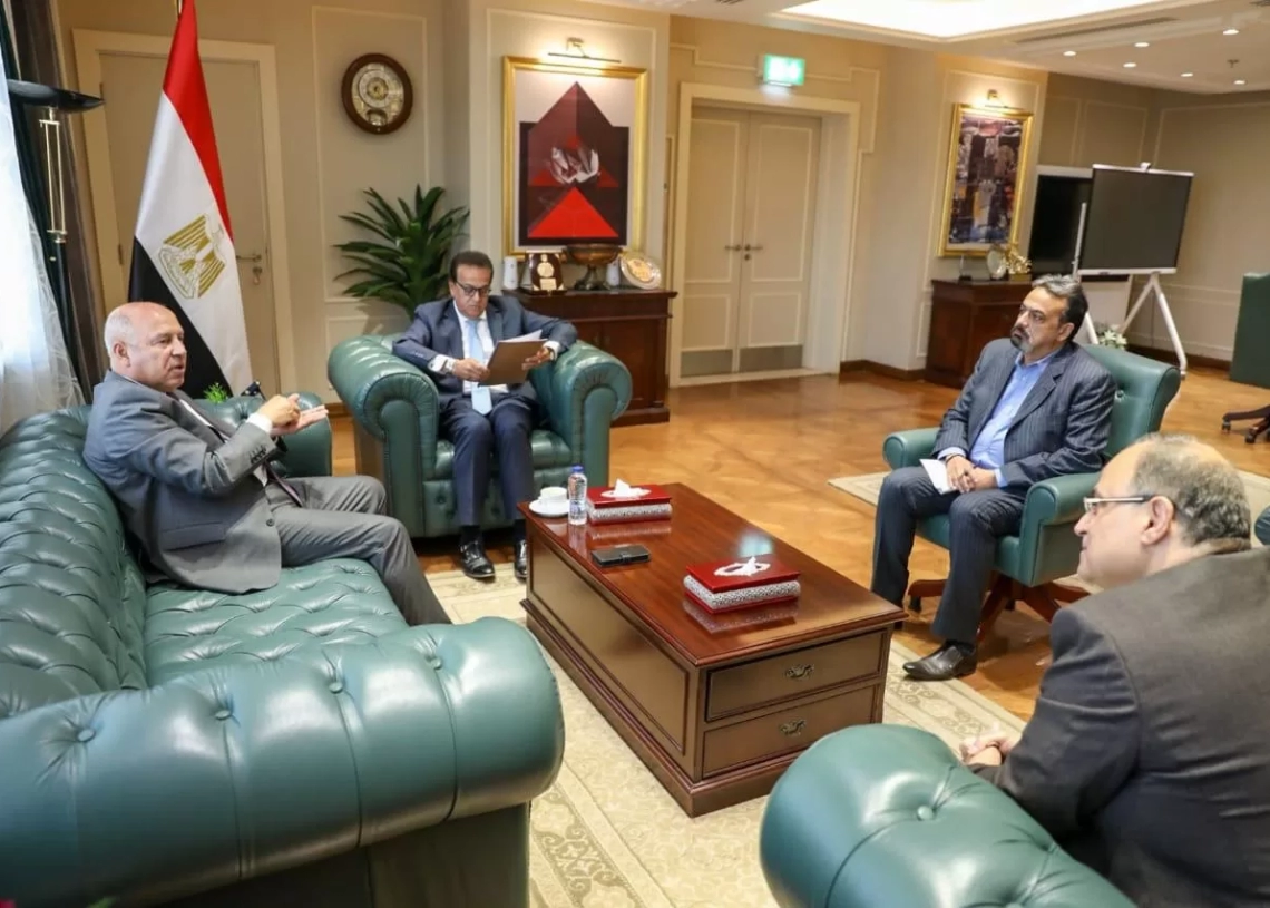 الدكتور خالد عبدالغفار والفريق كامل الوزير بحثا سبل  تشجيع مصانع الأدوية وتعظيم الاستثمارات في مجال توطين صناعة الأدوية والمستلزمات الطبية 19 - جريدة المساء