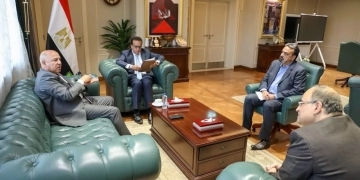 الدكتور خالد عبدالغفار والفريق كامل الوزير بحثا سبل  تشجيع مصانع الأدوية وتعظيم الاستثمارات في مجال توطين صناعة الأدوية والمستلزمات الطبية 1 - جريدة المساء