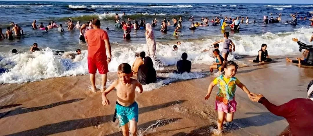 للتغلب على حرارة الجو.. توافد آلاف المصطافين على مصيف بلطيم والحدائق والمتنزهات العامة بكفر الشيخ 18 - جريدة المساء للتغلب على حرارة الجو.. توافد آلاف المصطافين على مصيف بلطيم والحدائق والمتنزهات العامة بكفر الشيخ 17 - جريدة المساء