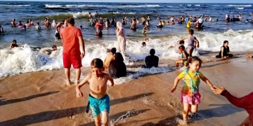 للتغلب على حرارة الجو.. توافد آلاف المصطافين على مصيف بلطيم والحدائق والمتنزهات العامة بكفر الشيخ 2 - جريدة المساء للتغلب على حرارة الجو.. توافد آلاف المصطافين على مصيف بلطيم والحدائق والمتنزهات العامة بكفر الشيخ 1 - جريدة المساء