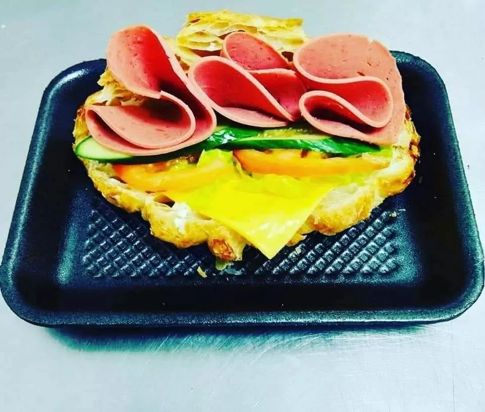 أسرع طريقه لاعداد ساندوتش الكرواسون باللانشون 19 - جريدة المساء