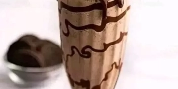 مشروب الأوريو مع صوص الشيكولاتة بأقل التكاليف ومناسب لحرارة الصيف 1 - جريدة المساء