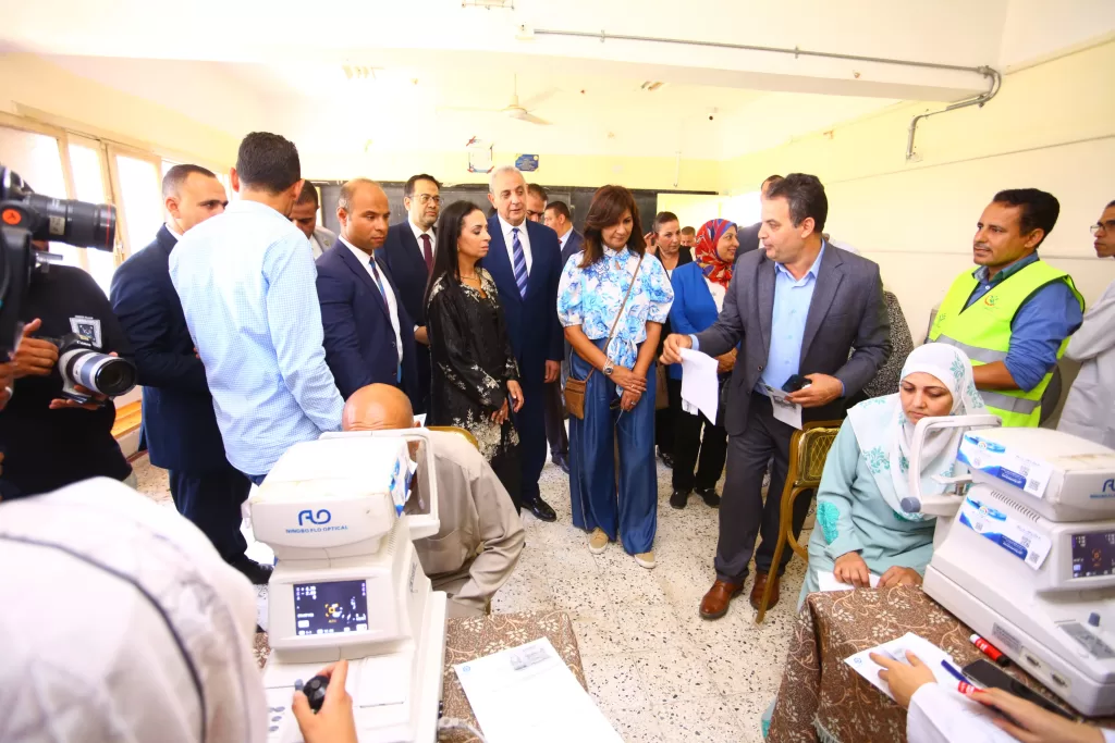 وزيرا التضامن والعمل ومحافظ الغربية يتفقدون القافلة الطبية المتكاملة للكشف على أهالى حنون بـ «زفتى» 19 - جريدة المساء