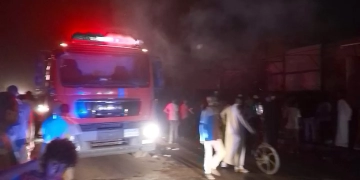 بعد السيطرة على حريق بعدد 6 أكشاك.. محافظ أسوان يعطى توجيهاته بمراجعة كافة الإشتراطات الأمان والسلامة المهنية والتراخيص للأكشاك والمحلات التجارية الواقعة في حرم وأملاك السكك الحديدية بالسيل الجديد 2 - جريدة المساء بعد السيطرة على حريق بعدد 6 أكشاك.. محافظ أسوان يعطى توجيهاته بمراجعة كافة الإشتراطات الأمان والسلامة المهنية والتراخيص للأكشاك والمحلات التجارية الواقعة في حرم وأملاك السكك الحديدية بالسيل الجديد 1 - جريدة المساء