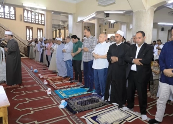 محافظ سوهاج يؤدى صلاة الجمعة بمسجد "الخلوة" بأخميم .. ويستمع لمطالب المواطنين عقب الصلاة 27 - جريدة المساء