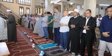 محافظ سوهاج يؤدى صلاة الجمعة بمسجد "الخلوة" بأخميم .. ويستمع لمطالب المواطنين عقب الصلاة 1 - جريدة المساء