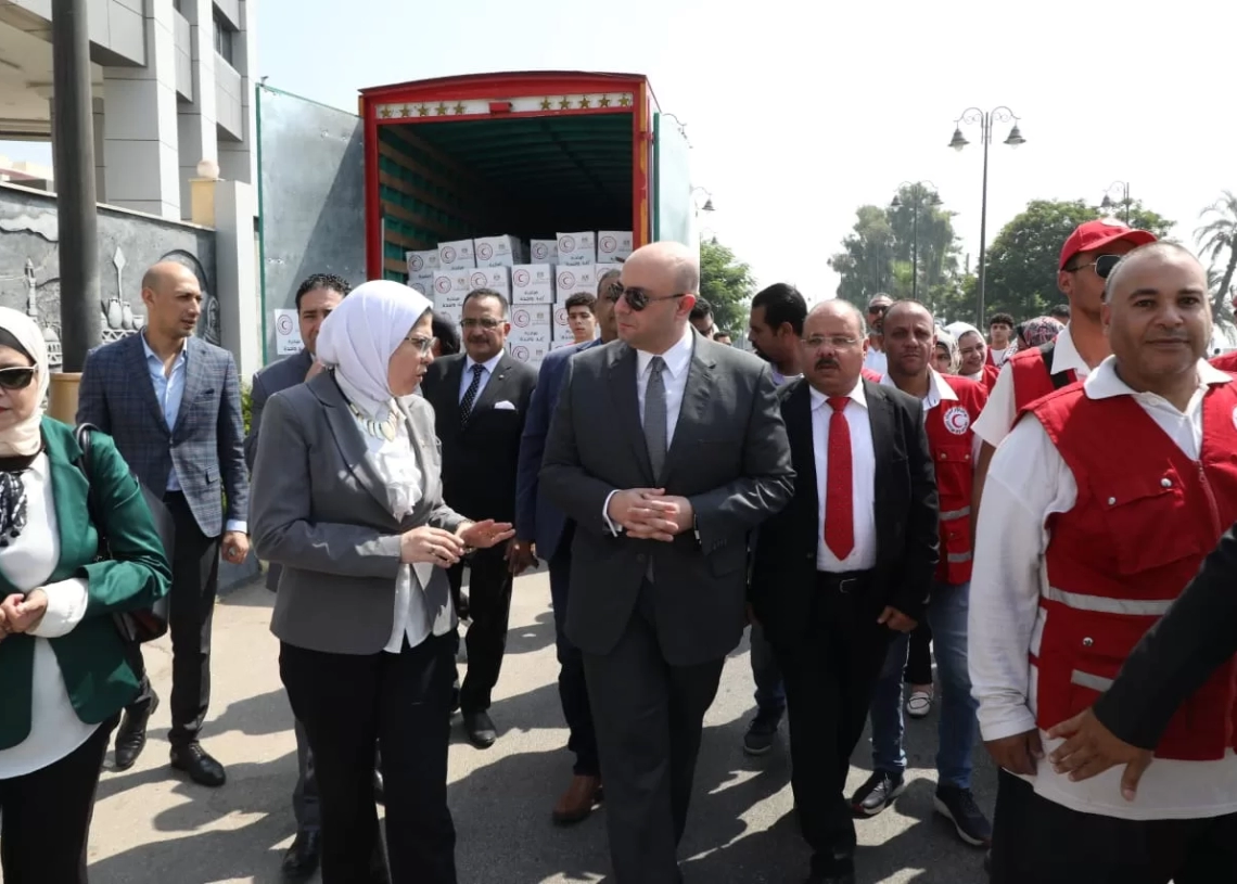محافظ بني سويف  يدشن قافلة الهلال الأحمر  لتقديم خدمات صحية ومساعدات غذائية للأولى بالرعاية ضمن مبادرة "ايد واحدة" 19 - جريدة المساء