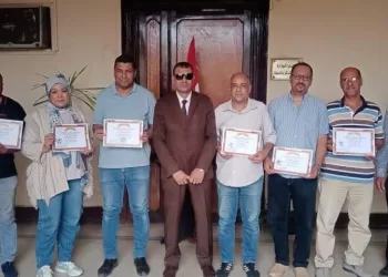 رئيس مركز مدينة سوهاج يكرم الموظفين المتميزين بحسن الأداء في العمل 23 - جريدة المساء