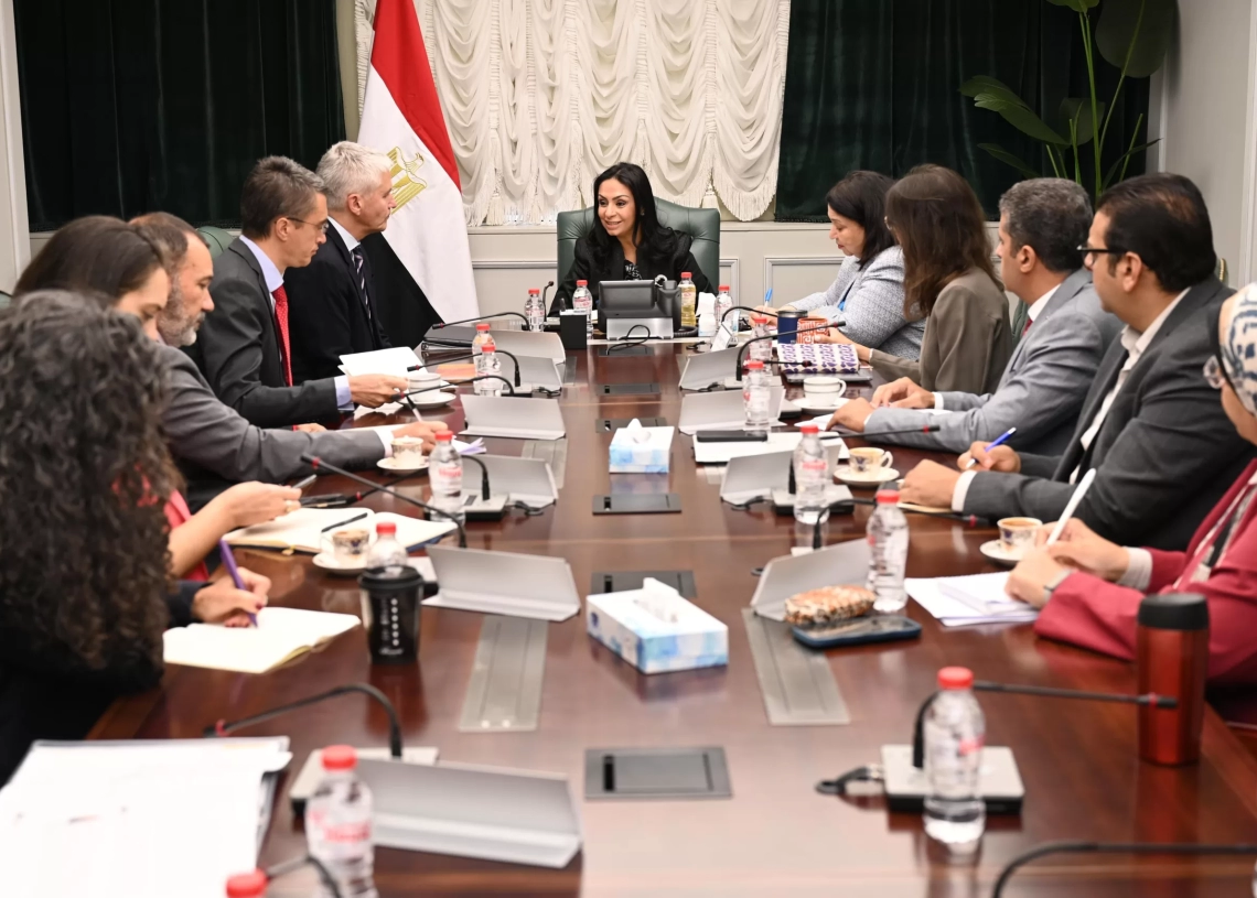 البنك الدولى مشيداً بالتجربة المصرية فى "تكافل وكرامة": ساهم فى خفض معدل الفقر وساند الأسر وقت الأزمات 18 - جريدة المساء الوزيرة مع بعثة البنك الدولى