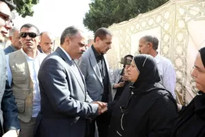 محافظ الشرقية يؤدي واجب العزاء والمواساة لأسر ضحايا حادث اصطدام قطاري الزقازيق ويقدم إعانات مالية عاجلة 25 - جريدة المساء