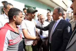 محافظ الشرقية يؤدي واجب العزاء والمواساة لأسر ضحايا حادث اصطدام قطاري الزقازيق ويقدم إعانات مالية عاجلة 21 - جريدة المساء