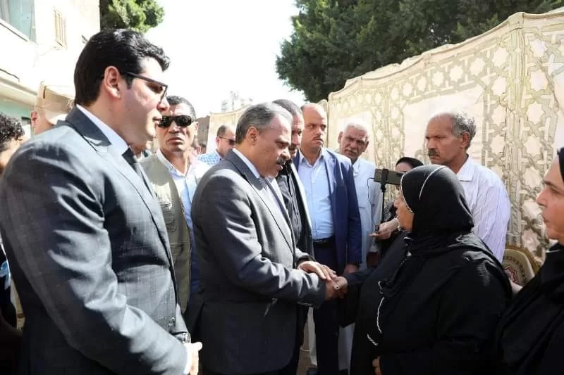 محافظ الشرقية يؤدي واجب العزاء والمواساة لأسر ضحايا حادث اصطدام قطاري الزقازيق ويقدم إعانات مالية عاجلة 19 - جريدة المساء