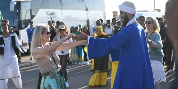 وسط حضور عدد من السائحين .. محافظ قنا يشهد الاحتفال بيوم السياحة العالمي بمعبد دندرة 1 - جريدة المساء