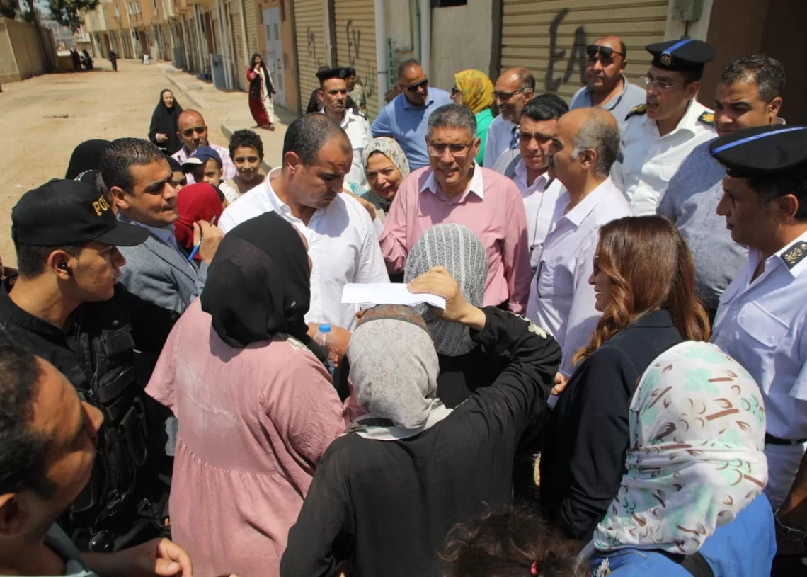 محافظ الجيزة خلال زيارته لمساكن روضة السودان: إعادة تشغيل المبني الخدمي وإنشاء ملاعب وحدائق من أجل حياة أفضل للأهالي 19 - جريدة المساء