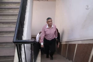 بالصور- محافظ الجيزة يتجول داخل ديوان حي العمرانية: هتشوفوني قدامكم كل شوية 20 - جريدة المساء