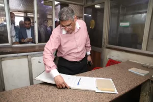 بالصور- محافظ الجيزة يتجول داخل ديوان حي العمرانية: هتشوفوني قدامكم كل شوية 28 - جريدة المساء