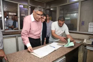بالصور- محافظ الجيزة يتجول داخل ديوان حي العمرانية: هتشوفوني قدامكم كل شوية 30 - جريدة المساء