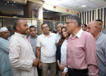 بالصور- محافظ الجيزة يتجول داخل ديوان حي العمرانية: هتشوفوني قدامكم كل شوية 33 - جريدة المساء