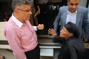 بالصور- محافظ الجيزة يتجول داخل ديوان حي العمرانية: هتشوفوني قدامكم كل شوية 26 - جريدة المساء