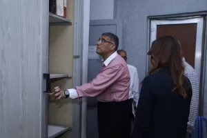 بالصور- محافظ الجيزة يتجول داخل ديوان حي العمرانية: هتشوفوني قدامكم كل شوية 32 - جريدة المساء