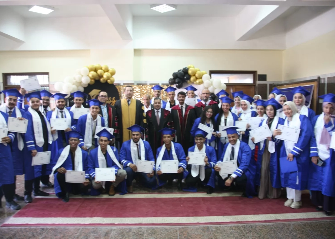 رئيس جامعة جنوب الوادي يشهد حفل تخرج الدفعة الثانية من الجامعة المصرية للتعلم الإلكتروني الأهلية بقنا 19 - جريدة المساء