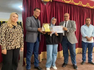 وكيل وزارة التربية والتعليم بقنا يكرم أوائل الثانوية العامة  25 - جريدة المساء