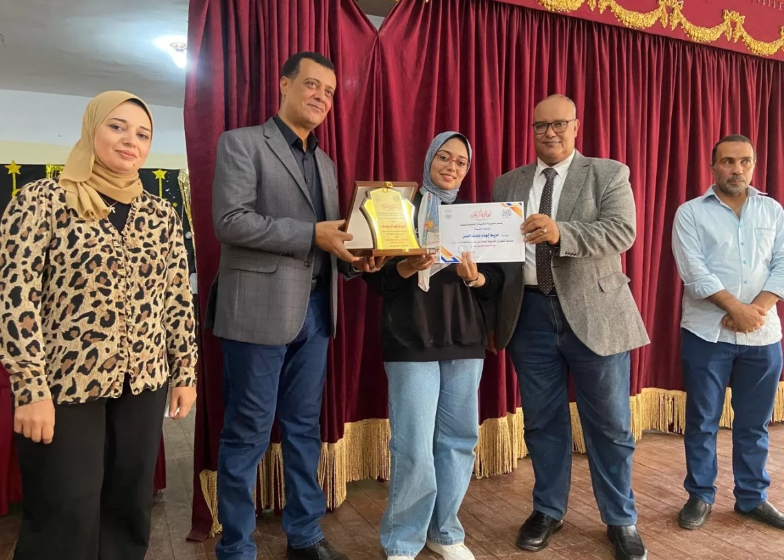 وكيل وزارة التربية والتعليم بقنا يكرم أوائل الثانوية العامة  19 - جريدة المساء