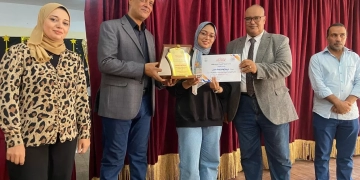 وكيل وزارة التربية والتعليم بقنا يكرم أوائل الثانوية العامة  1 - جريدة المساء