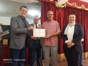 وكيل وزارة التربية والتعليم بقنا يكرم أوائل الثانوية العامة  33 - جريدة المساء