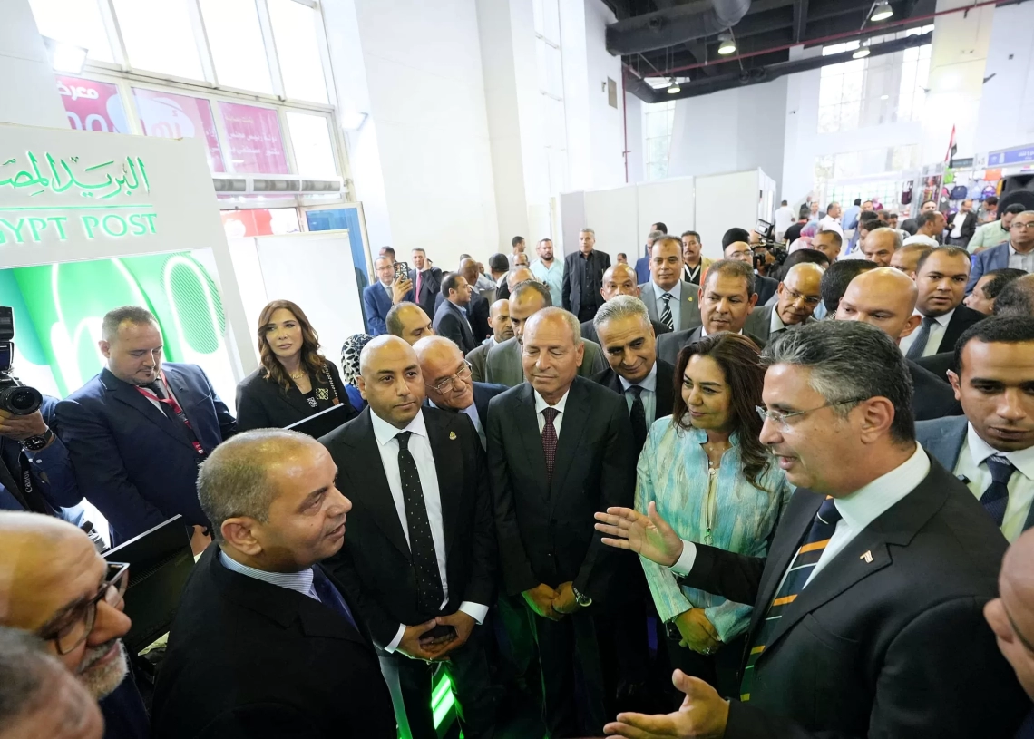 وزير التموين يتفقد جناح البريد في معرض اهلا مدارس.. ويشيد بالخدمات البريديه المقدمة للمواطنين 16 - جريدة المساء