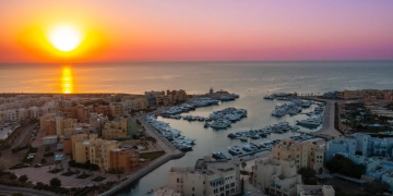 لجان السياحة تراقب مراكز الغوص والأنشطة البحرية ويخوت السفارى بالبحر الأحمر.. عامر : رصد 8 كيانات غير شرعية تزاول النشاط بدون ترخيص 1 - جريدة المساء