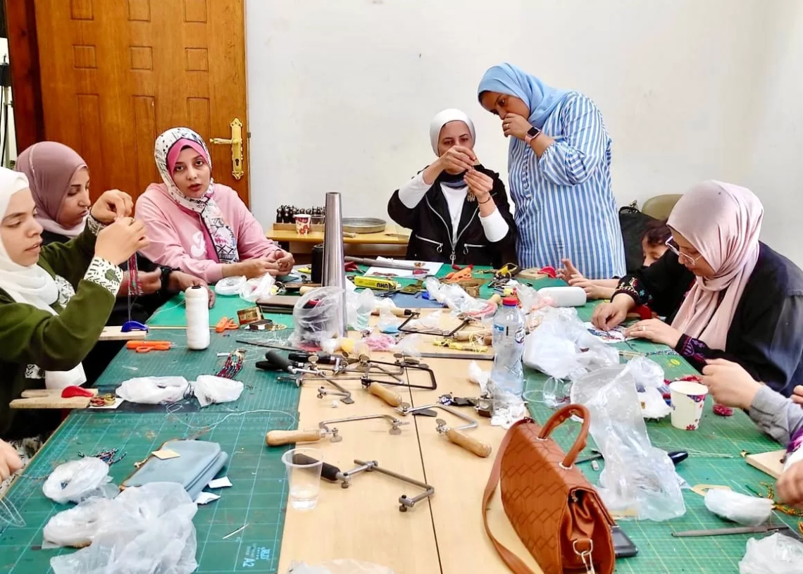 ورشة تدريبية جديدة ينظمها قومى المرأة على حرفة خرز النول لفتح باب رزق للسيدات 16 - جريدة المساء