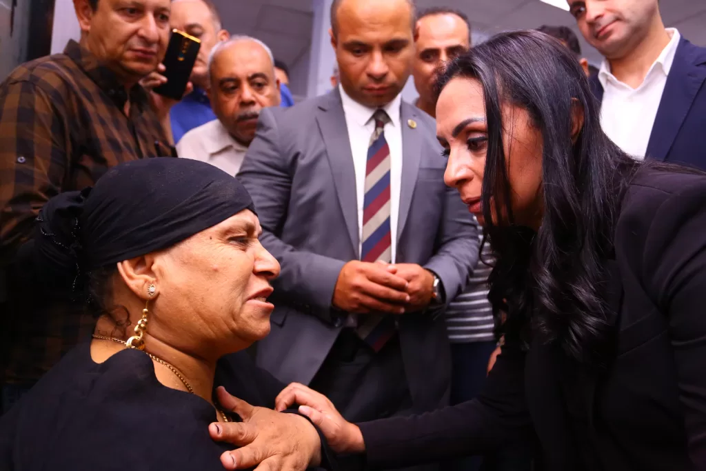 "مايا مرسى" تعزى والدة ضحايا القطار وترافقها لإنهاء إجراءات تصاريح الدفن 23 - جريدة المساء