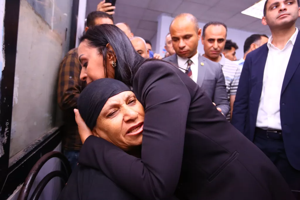 "مايا مرسى" تعزى والدة ضحايا القطار وترافقها لإنهاء إجراءات تصاريح الدفن 21 - جريدة المساء