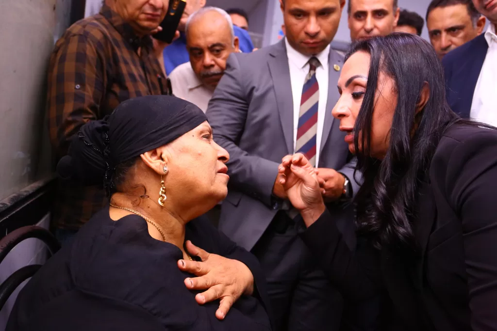 "مايا مرسى" تعزى والدة ضحايا القطار وترافقها لإنهاء إجراءات تصاريح الدفن 19 - جريدة المساء