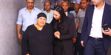 "مايا مرسى" تعزى والدة ضحايا القطار وترافقها لإنهاء إجراءات تصاريح الدفن 2 - جريدة المساء "مايا مرسى" تعزى والدة ضحايا القطار وترافقها لإنهاء إجراءات تصاريح الدفن 1 - جريدة المساء