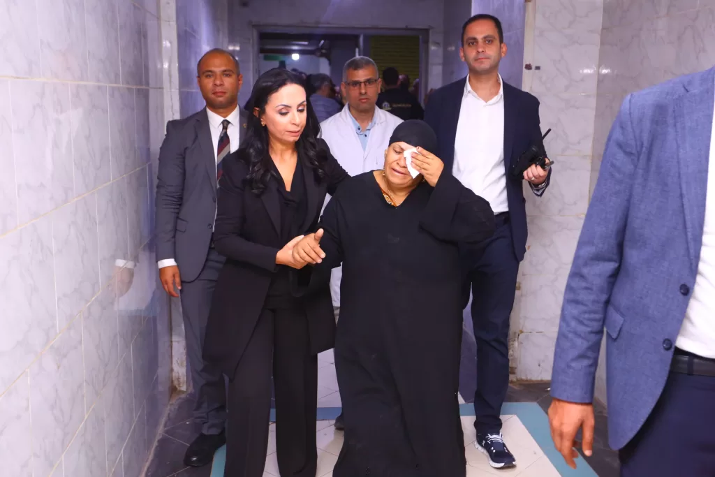 "مايا مرسى" تعزى والدة ضحايا القطار وترافقها لإنهاء إجراءات تصاريح الدفن 17 - جريدة المساء