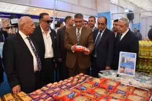 رئيس غرفة الجيزة يشارك المحافظ افتتاح معرض "أهلا ًمدارس " بفيصل 29 - جريدة المساء