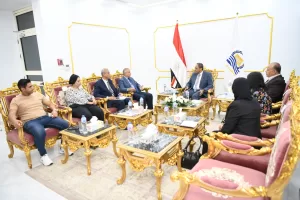 ضمن فاعليات مبادرة "بداية جديدة" .. محافظ قنا ومدير صندوق مكتبات مصر العامة يبحثان سبل تنفيذ قوافل متنقلة بالقرى والنجوع 25 - جريدة المساء