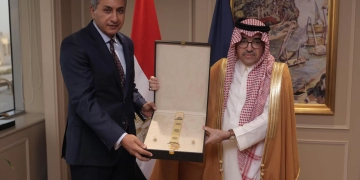 منح شريف فتحى وسام السياحة العربية من الطبقة الممتازة.. الوزير يبحث مع د.بندر بن فهد تطوير وتنمية الحركة البينية وتعزيز التبادل السياحى بين الأشقاء 1 - جريدة المساء