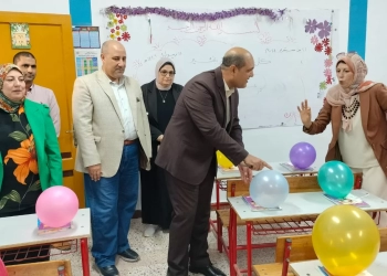 توزيع الحلوى والهدايا على التلاميذ فى أول يوم دراسى بمدارس كفر الشيخ 21 - جريدة المساء