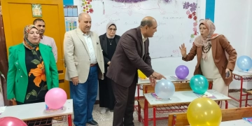 توزيع الحلوى والهدايا على التلاميذ فى أول يوم دراسى بمدارس كفر الشيخ 1 - جريدة المساء