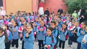 توزيع الحلوى والهدايا على التلاميذ فى أول يوم دراسى بمدارس كفر الشيخ 25 - جريدة المساء