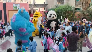 توزيع الحلوى والهدايا على التلاميذ فى أول يوم دراسى بمدارس كفر الشيخ 23 - جريدة المساء