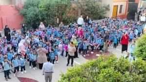 توزيع الحلوى والهدايا على التلاميذ فى أول يوم دراسى بمدارس كفر الشيخ 21 - جريدة المساء