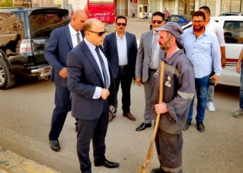 فى لفتة إنسانية.. محافظ كفر الشيخ يكافئ أحد عمال النظافة بميدان الـ 47 خلال جولته الميدانية 28 - جريدة المساء