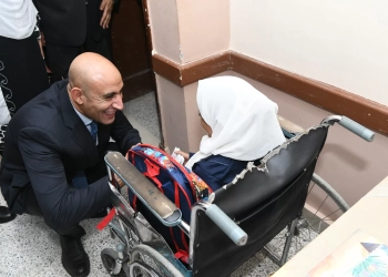 "قعد لها على الأرض".. وزير التعليم لطالبة الكرسي المتحرك: "لو محتاجة حاجة قوليلي" 27 - جريدة المساء