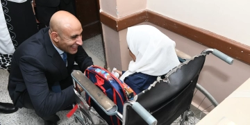 "قعد لها على الأرض".. وزير التعليم لطالبة الكرسي المتحرك: "لو محتاجة حاجة قوليلي" 1 - جريدة المساء